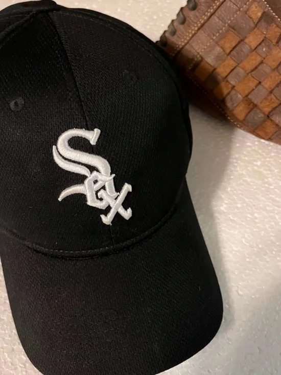 Play Ball! MLB Official White Sox Hat & 4 Licensed White Sox Plastic 10” Plates - Picture 3 of 11